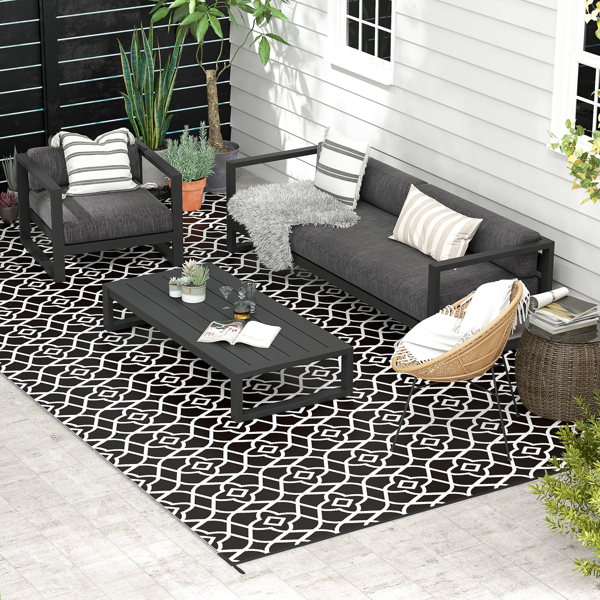 Reversible Black & White Clover Outdoor Rug